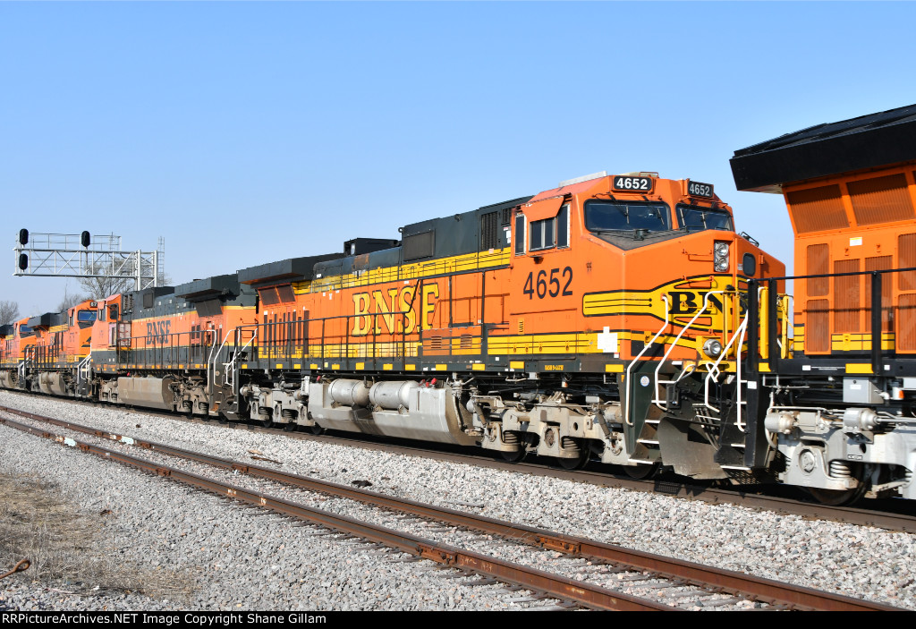 BNSF 4652 Roster shot.